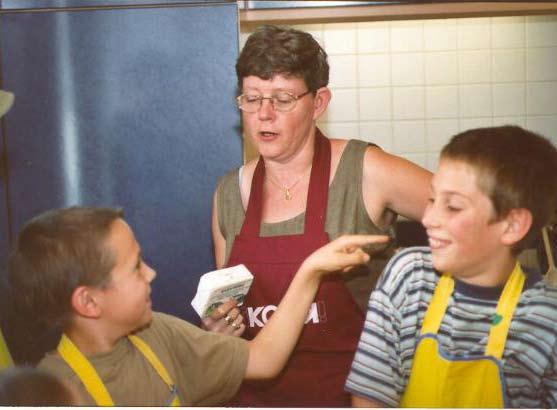 keukengerei klaar: schaaltje om boter af te wegen koffielepel voor de pannenkoeken: kom maatbeker klopper pannenkoekenpan pannenkoekenmes sauslepel pannenlikker