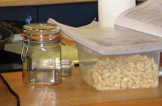 Leg de cashewnoten met een schuimspaan in de olie. Bak de cashewnoten tot ze goudkleurig zijn. Roer af en toe om met behulp van 2 houten spatels.