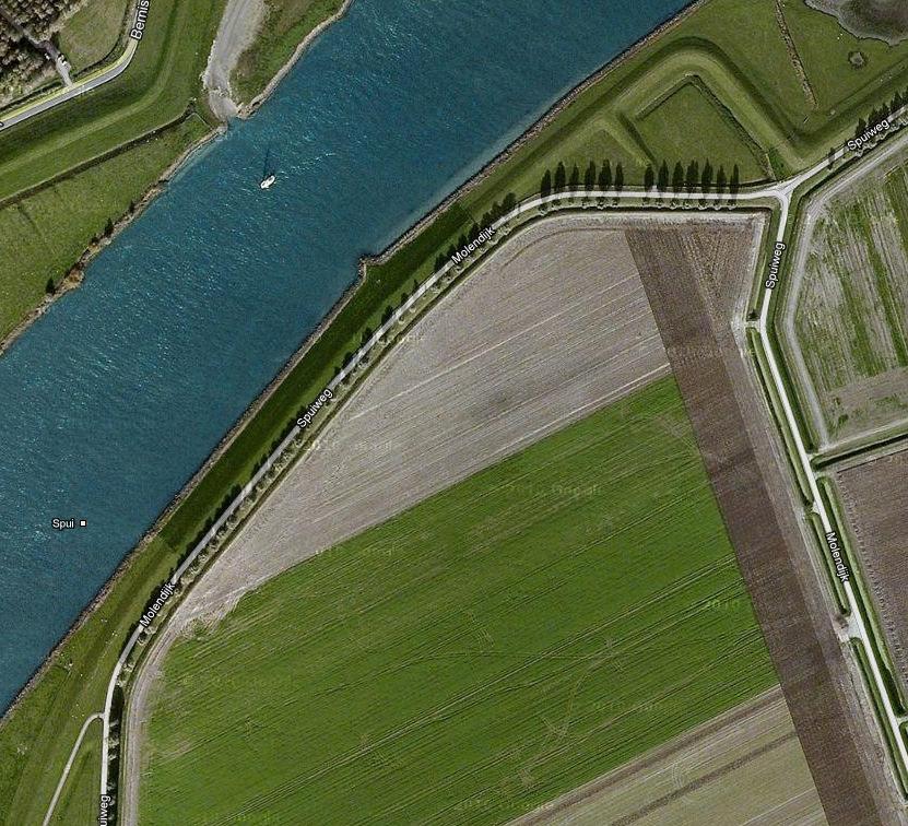 Figuur 1-3. Luchtfoto Spuidijk ten noorden van inlaatsluis Piershil.