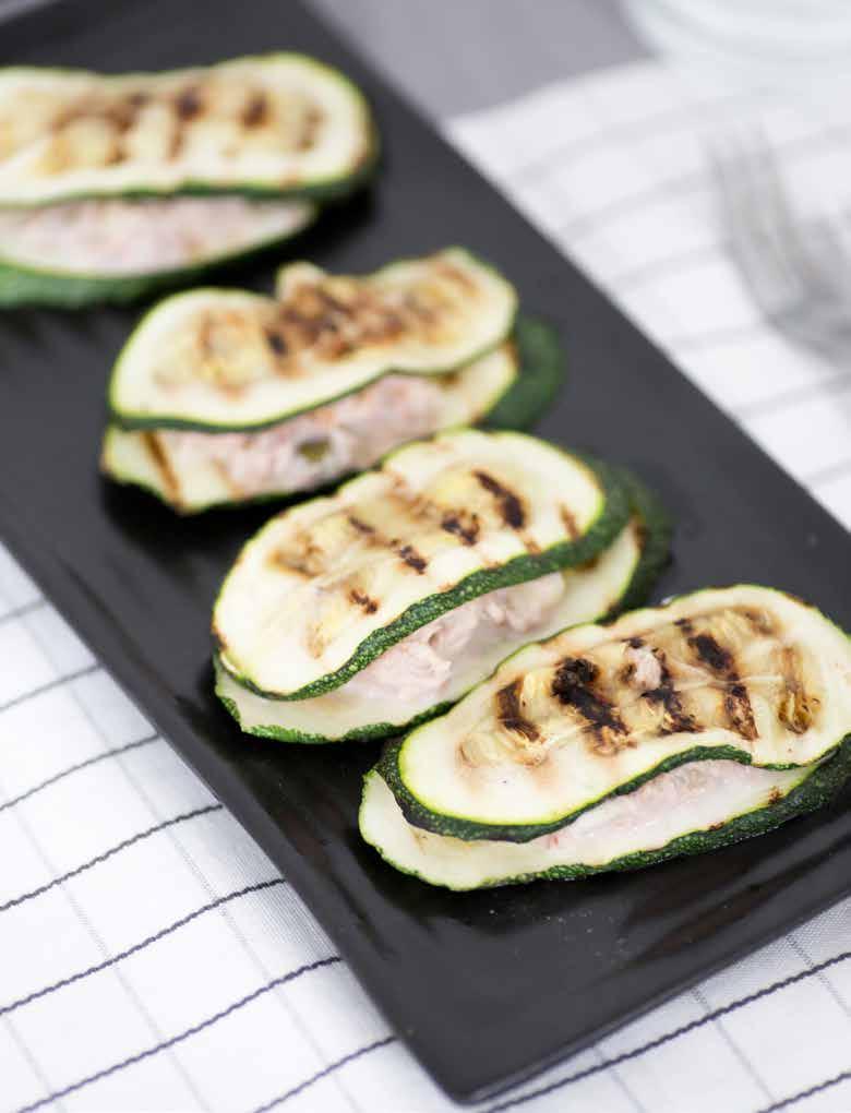 COURGETTESANDWICH MET TONIJNSALADE Gebruik eens gegrilde courgette als cracker. bereidingstijd: 15 min.