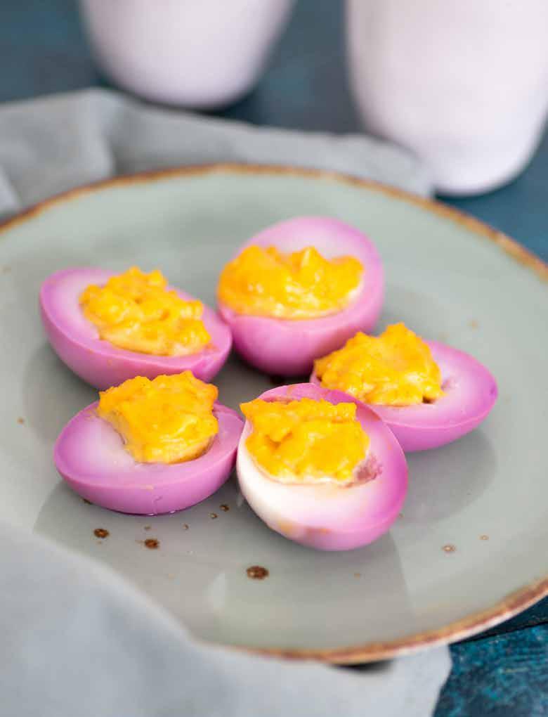 GEVULDE ROZE EIEREN Gevulde eieren, iedereen kent ze. Maak eens deze roze versie om de mensen te verrassen! bereidingstijd: 15 min.