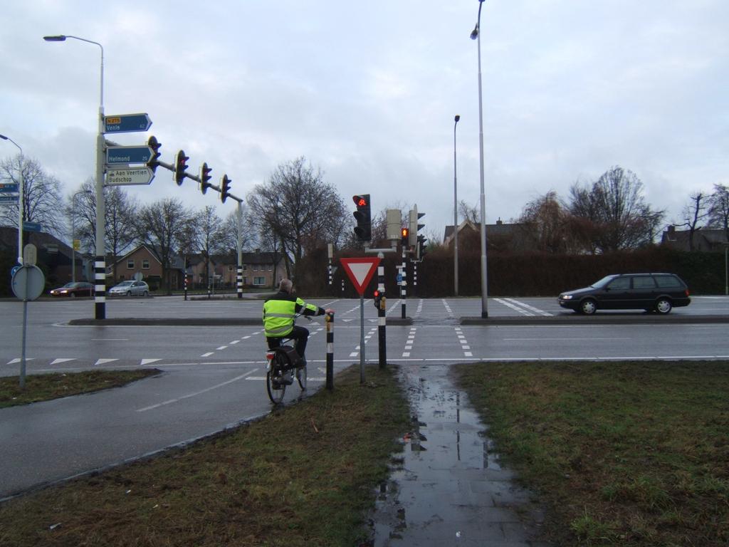 Figuur 4 Voetpad van de Pannenweg naar oversteek 32 2. Functioneel Het verkeersbeeld is tijdens beide spitsen redelijk stabiel. Tijdens de ochtendspits zijn de drukste richtingen 2 en 8.