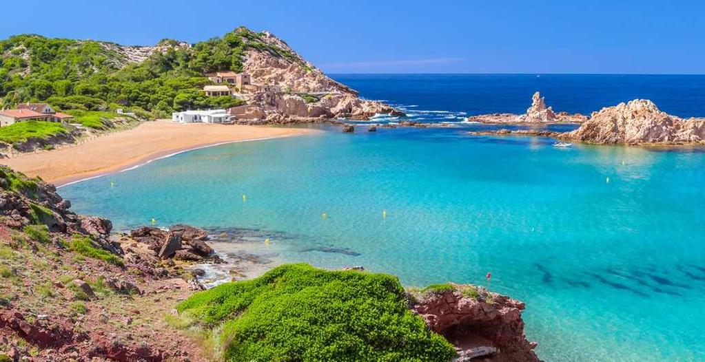 Menorca. Wild en mooie kloven,wij bewonderen de muurranden van de landbouwgrond, witte zanderige baaien en prehistorische g afgrotten in de rotsachtige kust.