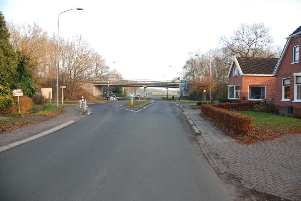 De voorkeur gaat hier uit naar een verdiepte of verhoogde ligging van de weg.