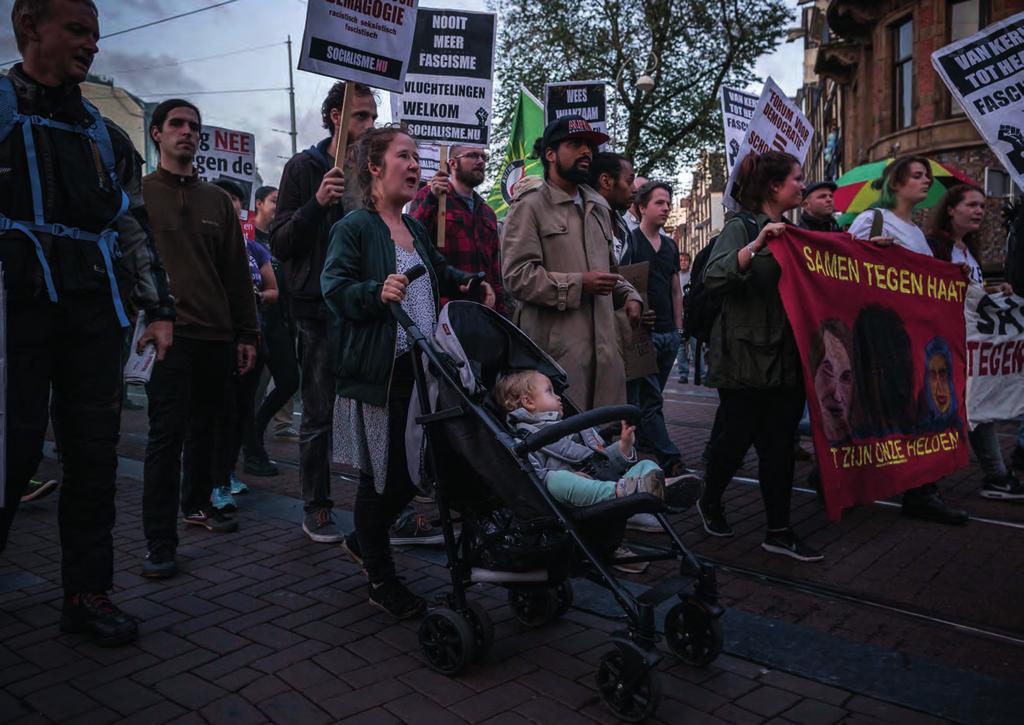 32 Betogers liepen door de Amsterdamse binnenstad richting het Amerikaanse consulaat om hun solidariteit te tonen met geestverwanten in het Amerikaanse Charlottesville.