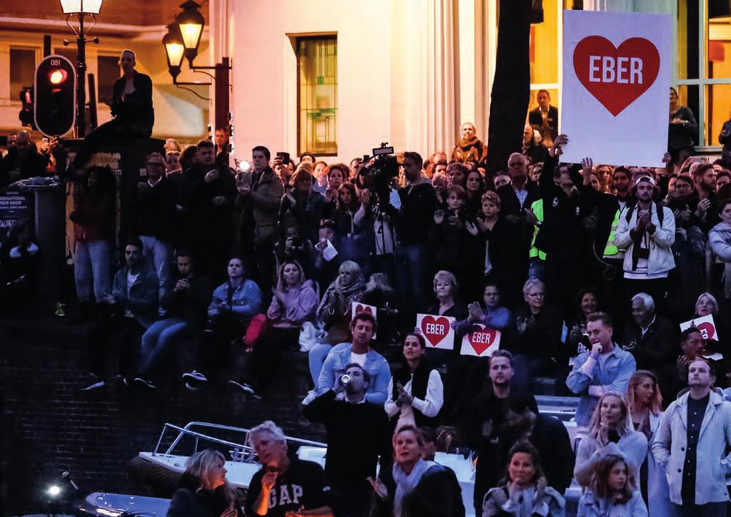 58 Nadat Eberhard van der Laan te horen had gekregen dat hij was uitbehandeld en zich ziek meldde, verzamelden Amsterdammers zich bij de ambtswoning van de burgemeester.