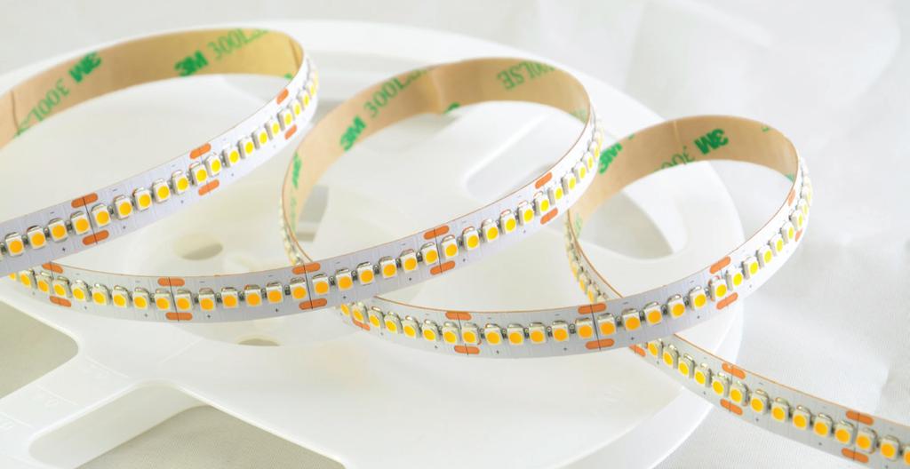 kleurvariatie te sturen apart te bestellen - Voorzien van 2 x 3M kabel - Inkorten mogelijk elke 25mm 1003 240L SPIE Volg deze kleur voor bediening- en schakelmogelijkheden pagina's 10-15 LED strip