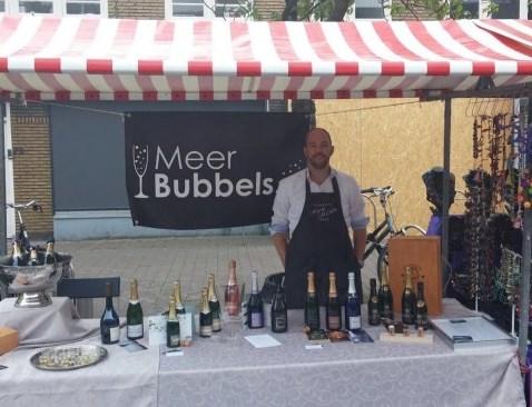 Inhoud Over Meer Bubbels Meer Bubbels is ontstaan vanuit het credo; er moeten Meer Bubbels gedronken worden.