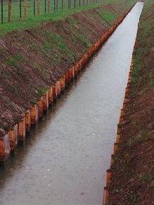 5 m 1 per 100 m 1 is weggespoeld achter beschoeiing; - Rotting of beschadiging van palen en/of planken is niet waar te nemen.