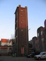 nl/hka/slangentoren_leiden_ files/gastenverblijf%20slangentoren.pdf Een tweede ontwerp voor de watertoren van Leiden kwam van Ontwerpburo Muller.