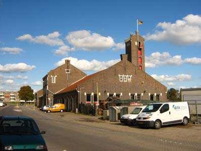 1. Situatie Het te onderzoeken gebied wordt in het westen begrensd door de Hoflaan, die de grens vormt tussen de haven (Buizengat) en de voormalige grond van de Gemeente Vlaardingen.