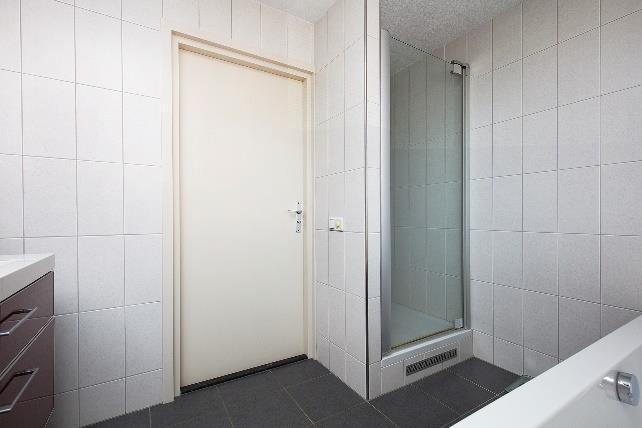 Tevens een moderne badkamer (met wastafel, ligbad en douche) met separaat op de overloop een tweede toiletruimte.
