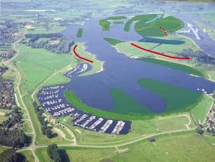 Het westelijk deel bestaat uit een open/ halfopen waterlandschap gedomineerd door een grote zandwinplas met veel recreatie.