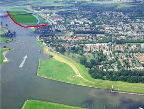 In deze variant wordt een strang gegraven die via een duiker onder de snelweg door gaat. In deze variant takt de strang ook aan de Hollandsche (Kromme) IJssel.