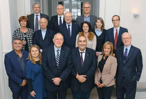 12 brussels hoofdstedelijk parlement B. ZIJN INTERNE STRUCTUREN B.1. Het Bureau en het Bureau in uitgebreide samenstelling Het Bureau draagt de verantwoordelijkheid voor het dagelijks beheer en voor de organisatie van de diensten van het Brussels Parlement.