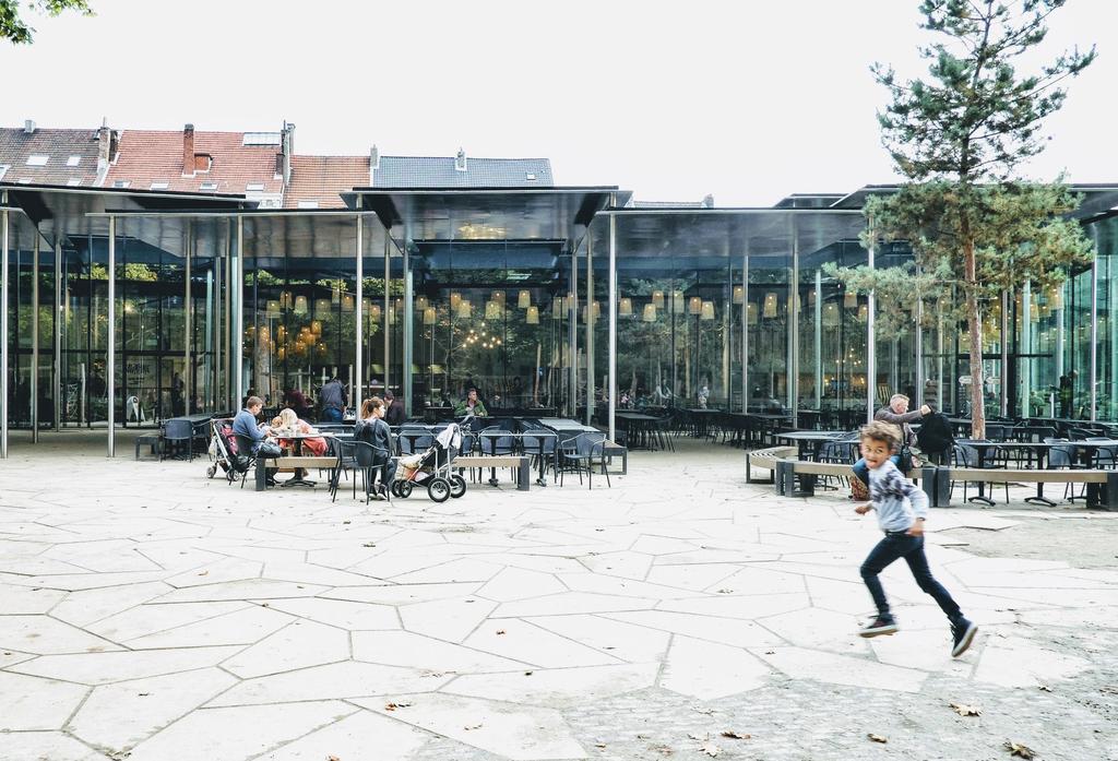 De Zoo van Antwerpen ligt in het centrum van de stad, vlak naast het imposante Centraal Station. Het is het oudste dierenpark in ons land, opgericht op 21 juli 1843, en een van de oudste ter wereld.