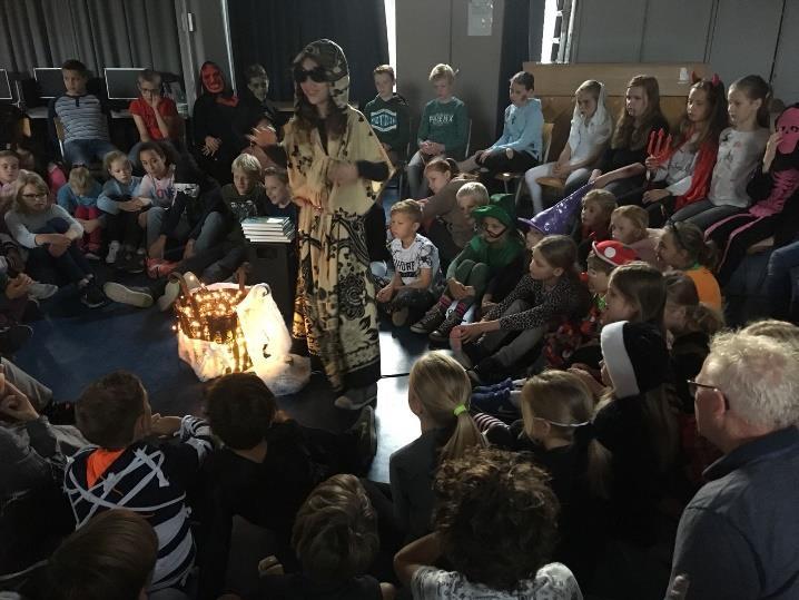 Knikkeruil. Geïnspireerd door het verhaal van Loek en Stefan vertelden ook juf Monique en enkele kinderen beurtelings een griezelverhaal rond het kampvuur.