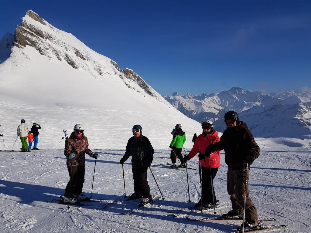 Na nog een paar leuke stroken skiën we naar beneden, waar we bij de pizzeria hebben afgesproken. Behalve Henk, die zich nog steeds niet lekker voelt, is iedereen er.