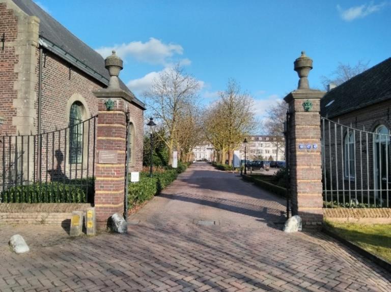 2. Loop naar het hek vooraan bij de oprijlaan van het Kasteel.