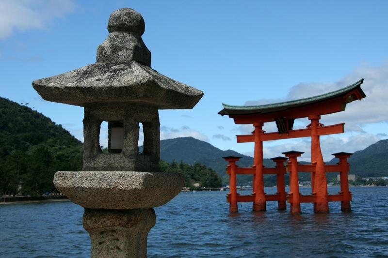 De stad staat namelijk bekend om haar Hakata-ningyo, traditionele geisha- en samoeraipoppen. Elke zichzelf respecterende Japanse stad heeft zijn eigen 'meibutsu', of lokale specialiteit.