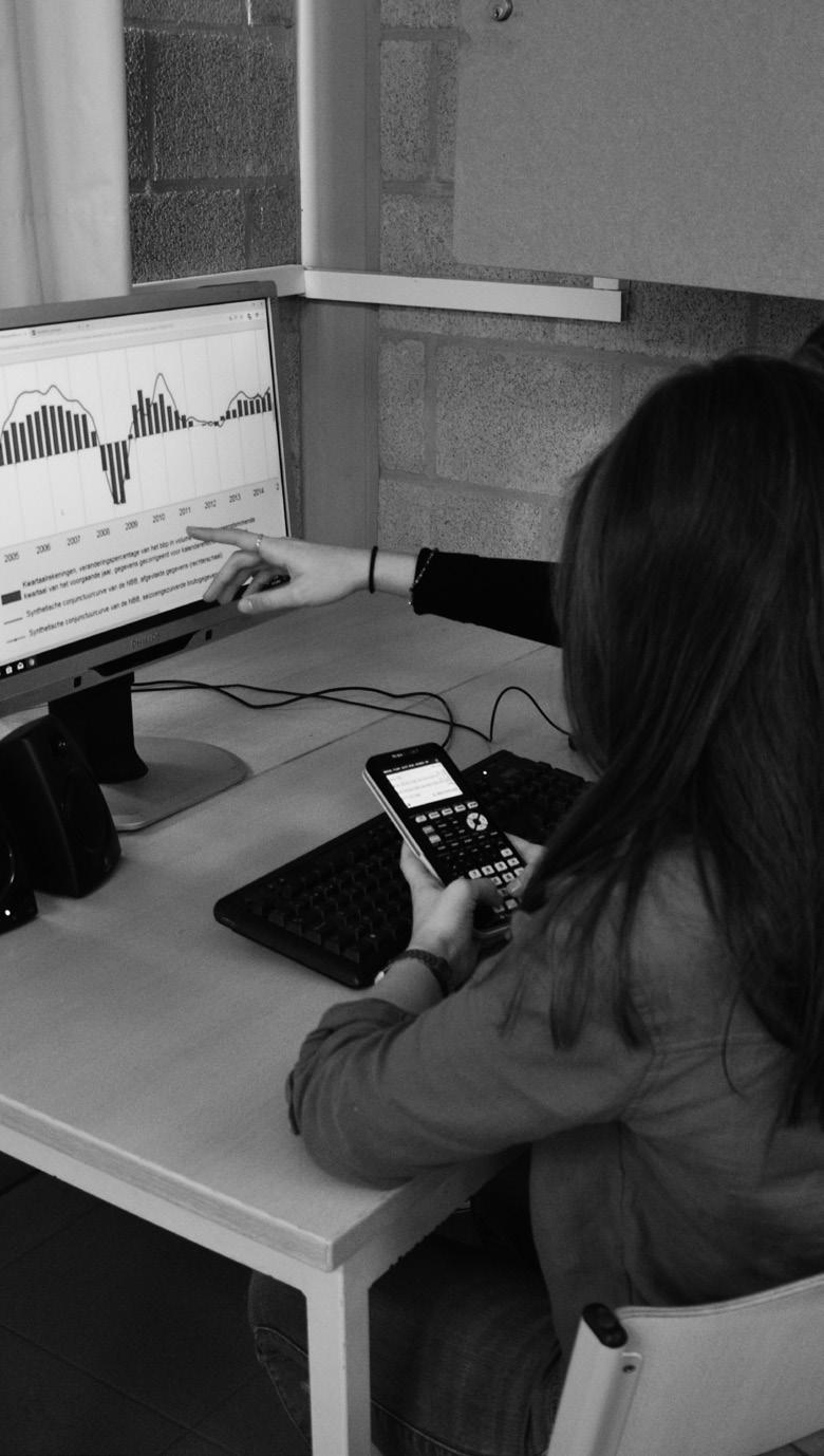 ECONOMIE EN ORGANISATIE Economie - wiskunde Deze studierichting is algemeen vormend. Economie en wiskunde zijn de pijlers van deze studierichting.