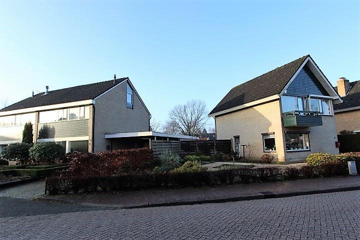 Omschrijving Op een goede locatie gelegen ruime vrijstaande woning met vrijstaande garage op een kavel van 399 m² eigen grond.