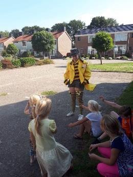 Kinderen zullen het te horen krijgen, als ze hun schriften netjes opruimen, hun jas ophangen, het geleende potlood goed teruggeven en hun plek netjes houden! Ook thuis kunt u hier meer op letten.