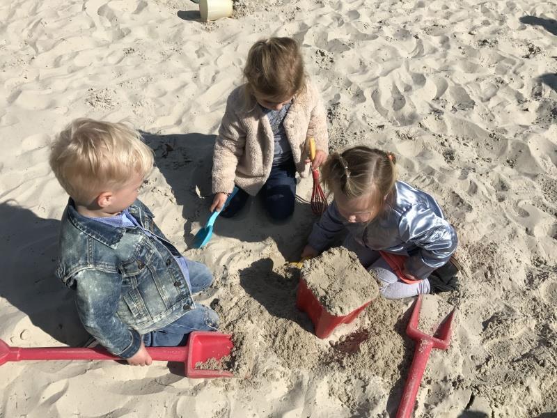 6.2 Oudercommissie Als peuterspeelzaal hebben we een actieve oudercommissie. De leden zijn ouders waarvan de kinderen de peuterspeelzaal bezoeken. De oudercommissie bestaat uit minimaal drie ouders.