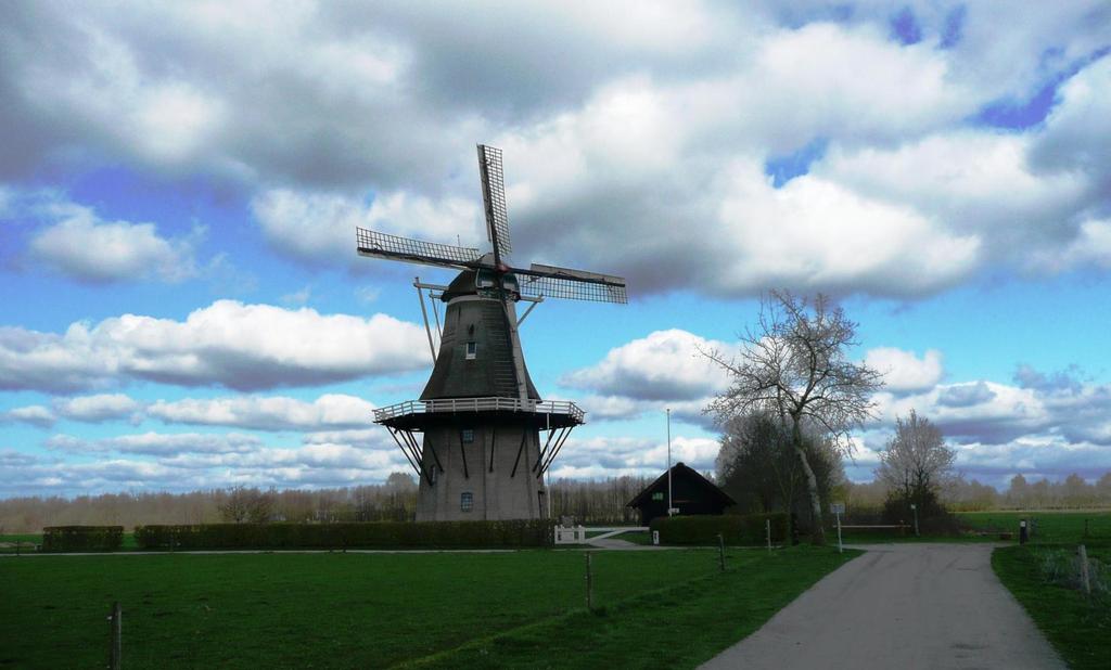 De Star & het Magazijn De achtkantige Korenmolen De Star staat circa 100m buiten het dorp zodat hij veel wind kan vangen voor het malen van het graan.