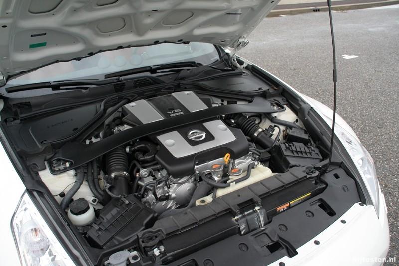 Veranderlijk type De reden voor de naamswijziging ligt onder de motorkap. De 350Z maakte gebruik van een 3,5 liter V6, de 370Z heeft nu een 3,7 liter V6 in het vooronder.