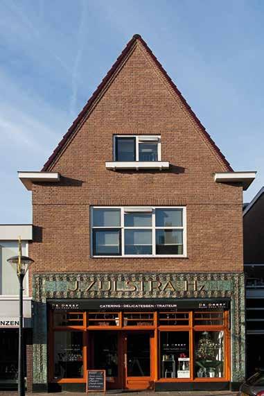 Zijlstra: een zeldzame winkelpui aan de Raadhuisstraat De pui van Raadhuisstraat 49, de voormalige kruidenierswinkel van Zijlstra, is voorbeeldig gerestaureerd.