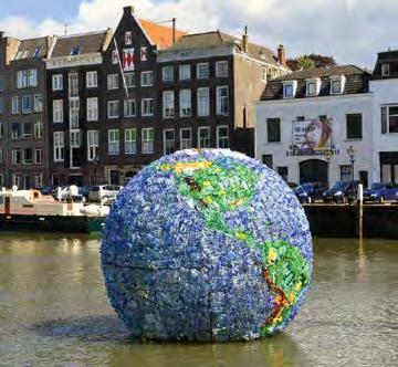 In Amsterdam maakte een man samen met kunstenaars deze bol van lege plastic flesjes. De flesjes zijn gevonden op straat en in de natuur.