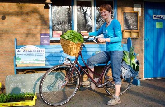 Waarom zou je dan toch naar Weteringbrug en Hoogmade fietsen voor wortelpeterselie, een geitenkaas met fenegriek, Leidse hangers, kefir of mals kalfsvlees?