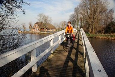 Gelukkig zegt deze feitelijke opsomming weinig over de heerlijke fietskilometers ten noordoosten van Leiden, waar het oog voortdurend getrakteerd wordt op een verre horizon.