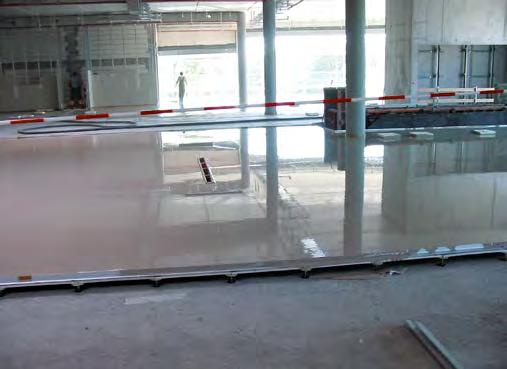 De respectieve installatiehoogten maken het noodzakelijk dat de bedekkende vloer op steunen boven de gebouwtechniek zweeft.