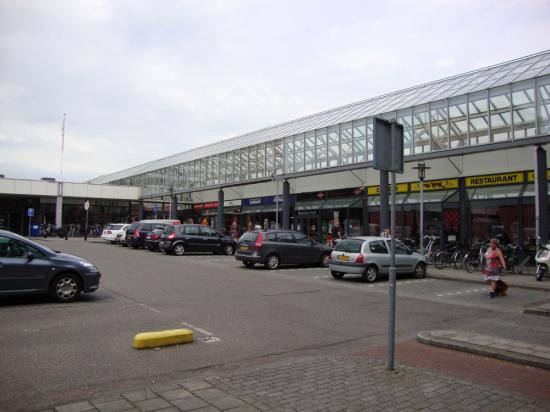 De Artsenijstraat (éénrichtingsverkeer) verbindt de Dokter Bakstraat met de Eenhoorsingel. Binnen het plangebied zijn tevens het Mercatorplein en de Factorijstraat gelegen.