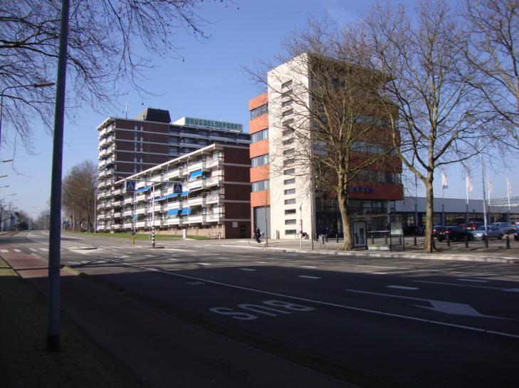 Ten zuiden van het winkelcentrum (gelegen tussen de parkeervoorzieningen aan het Mercatorplein en de Eenhoorsingel) ligt eveneens een L-vormig appartementencomplex in de vorm van portiekflats.