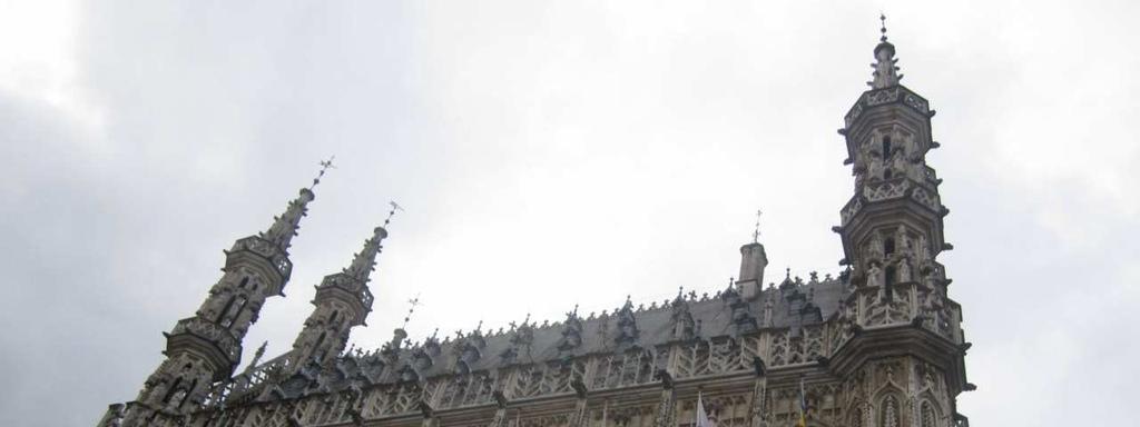 In de 2 de wereldoorlog werd het stadhuis ingenomen door de Duitsers want ze moesten ergens overnachten. En omdat het stadhuis zo mooi is en ze er zelf in sliepen lieten ze stadhuis heel.