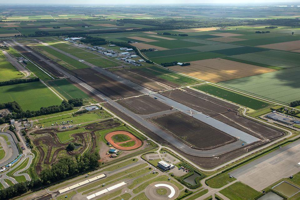 Toch zou het een verkeerde zet zijn om de opening daardoor maar een paar jaar op te schuiven, betoogt Schotman. Daarvoor zijn we simpelweg al té ver in de voorbereidingen.