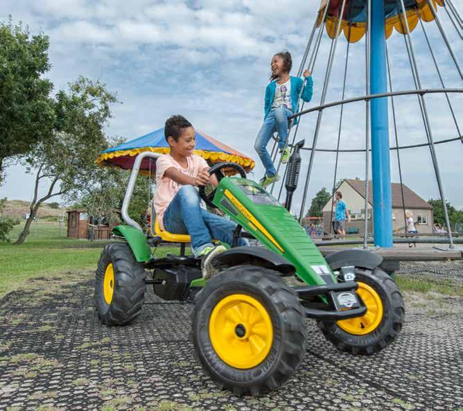 07.11.00.00 BERG JOHN DEERE Waar vind je zoveel ruimte als op een boerderij? Met deze BERG John Deere skelter ga je mooie avonturen beleven.