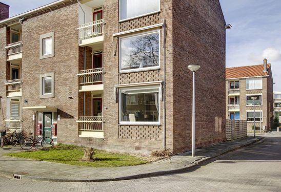 Ruim 3-kamer hoekappartement gelegen op de 1e woonlaag Wonen in een leuke en rustige buurt? Op loop-/fietsafstand van het gezellige Goudse centrum en het NSstation?