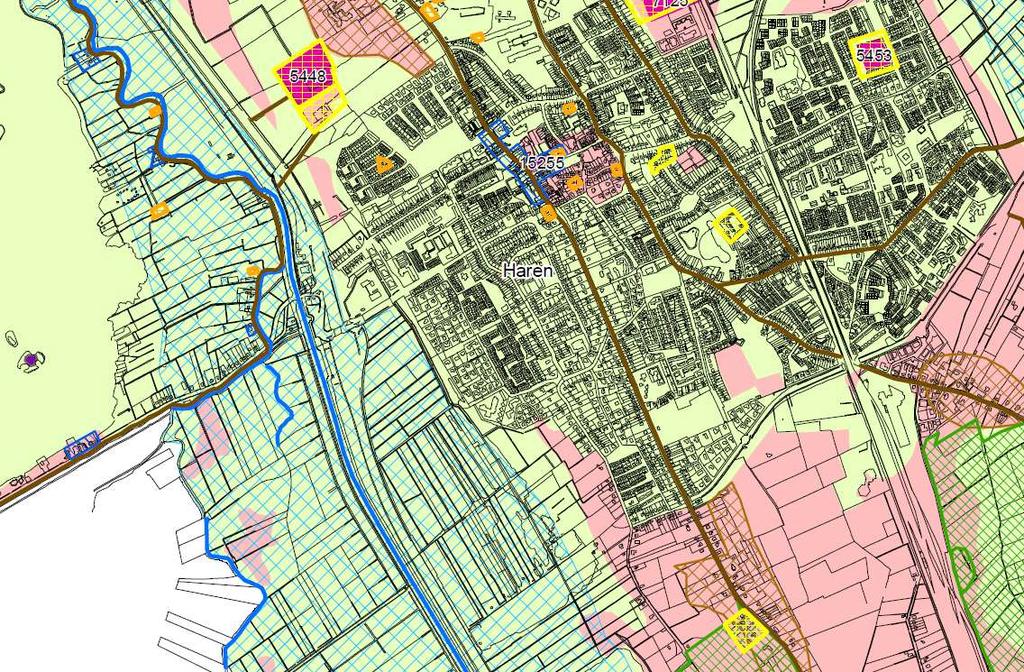 Figuur 3: Uitsnede uit de archeologische beleidskaart van de gemeente Haren (Molema et al., 2012). De ligging van de watertransportleiding is aangegeven met een zwarte lijn.