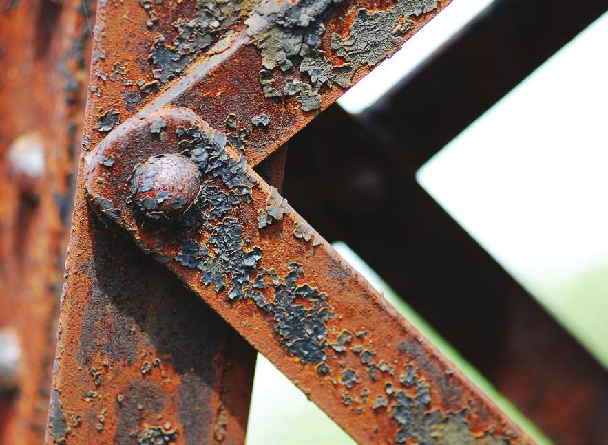 klimaat enz... Corrosie Corrosie is een alomtegenwoordig natuurlijk proces. Iedereen kent het effect van corrosie op staal, in de vorm van roest.