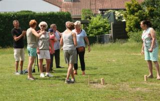 Yoga ism gezinsbond Maandag van 20u tot 21u30 en op donderdag van 20u30 tot 21u30. Er is geen yoga op feestdagen. Een proefles kost 5 euro. Prijs per les : 7 voor gezinsbondleden/ 9 voor niet-leden.