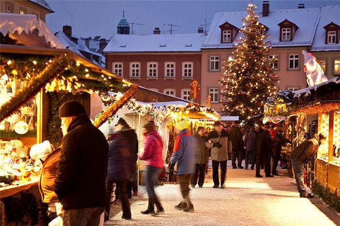 Voor de eerste keer wordt er in ons Grand Café een kerstmarkt georganiseerd. Op deze dag staan er verschillende kraampjes met mooie spullen te koop, dit in de traditionele kerstsferen.