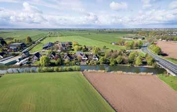 terras en steiger aan de Hollandsche IJssel.