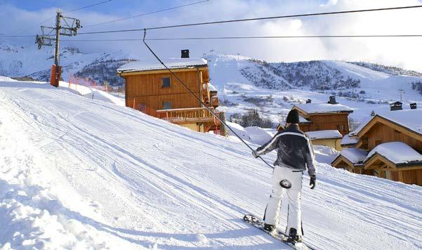 Door een gunstig klimaat ligt er in het skiseizoen altijd voldoende sneeuw. In Le Grand Domaine wordt op alle niveaus de wintersport bedreven.