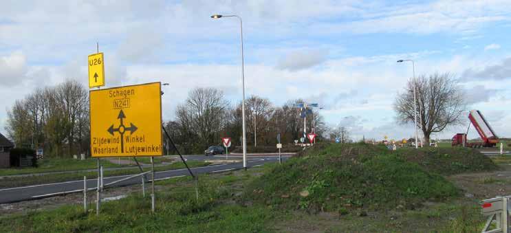 En tussen de hoofdrijbaan en parallelweg. De iepen ter hoogte van bedrijventerrein Witte Paal waren in het voorjaar van 2017 al geplant.