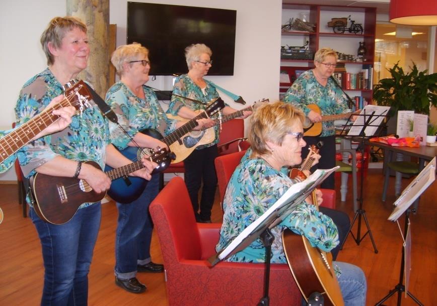 Sociëteitsmiddag in De Lichtkring 22-03-2017 Het was weer een gezellige middag met het optreden van de dames van Tisnennyfals, met hun leuke zang en gitaarspel en bekende meezingers.