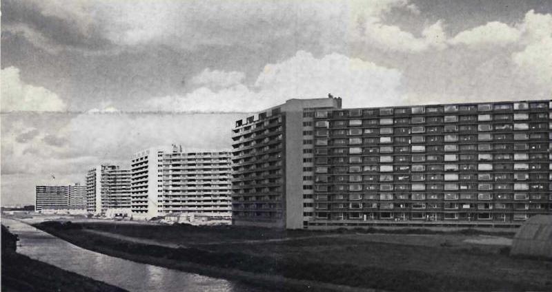 Z-flats na oplevering in 1969 ( tijdschrift De Schiedamse Gemeenschap oktober 1970) Vooraf De Huurders Belangen Vereniging Z-flats werd op 26 oktober 1971 bij Notariële Akte (verleden voor notaris mr.
